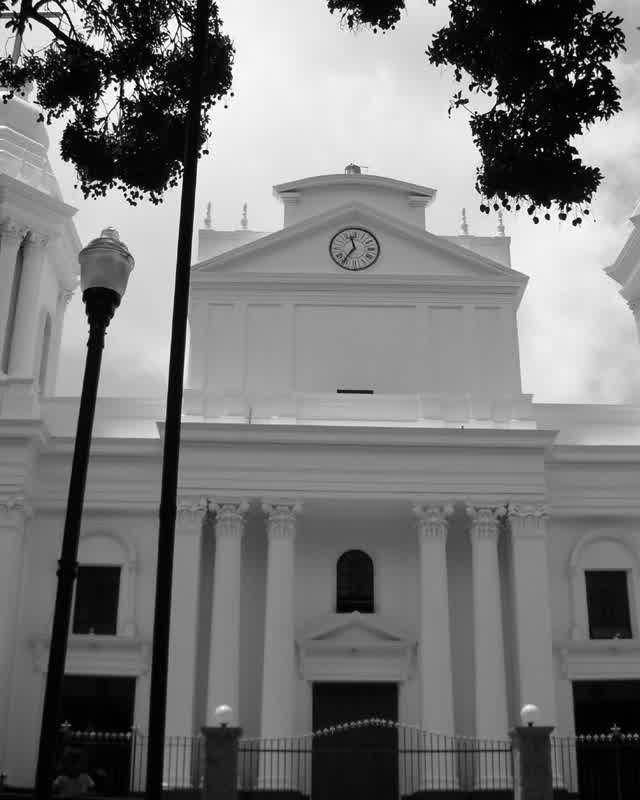 La catedral de Alajuela, de fachada blanca